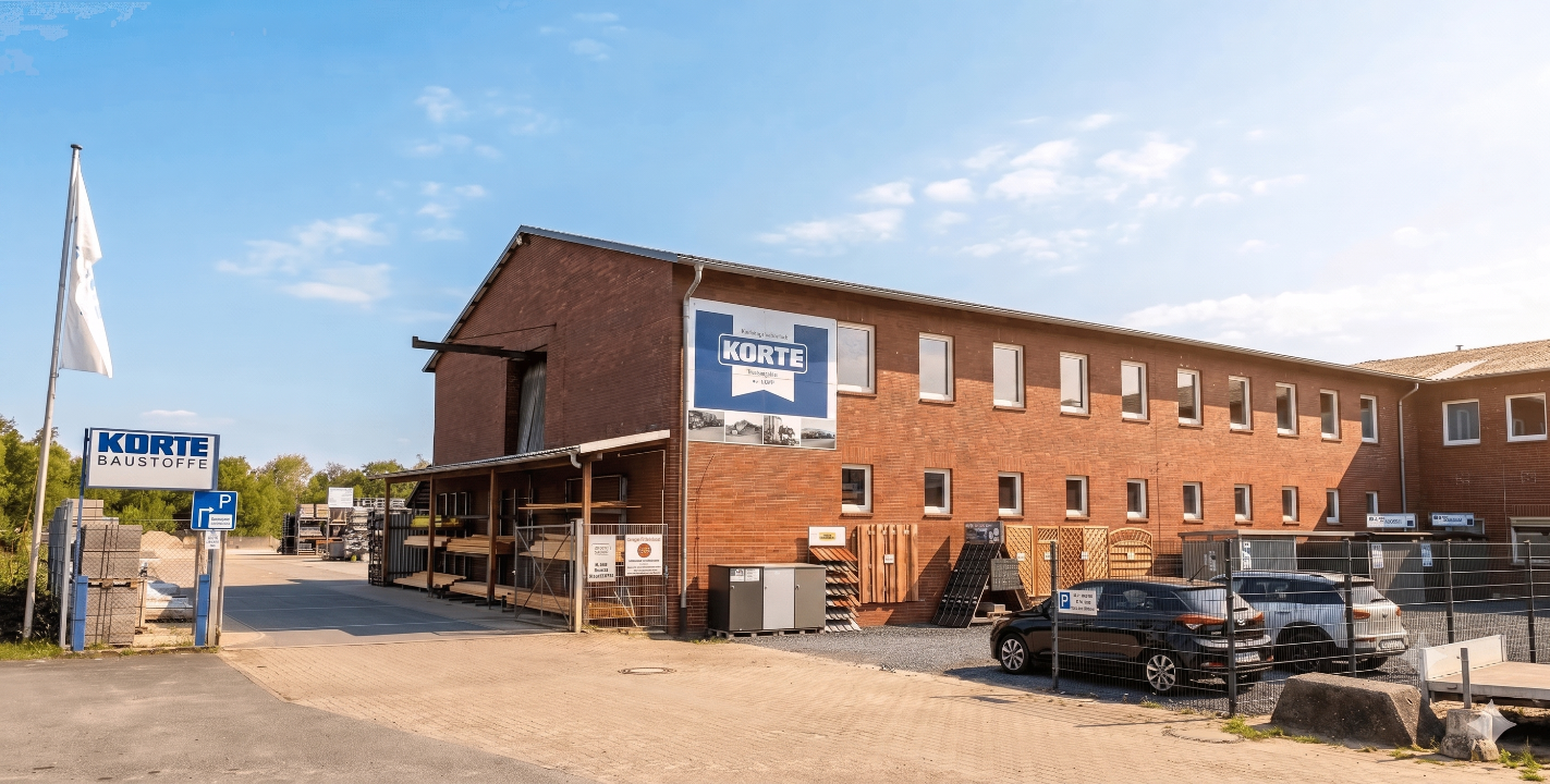 Eingang zum Korte Baumarkt bei Sonnenschein