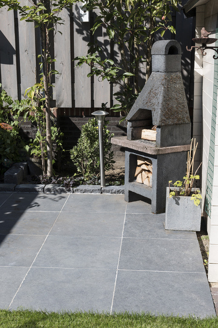 Natursteinplatte Black Beauty 60x60x3cm spaltrau/gesägt (0,36 m² Stk// 30 Stk/ 10,8 m²/Pal. ) per m²