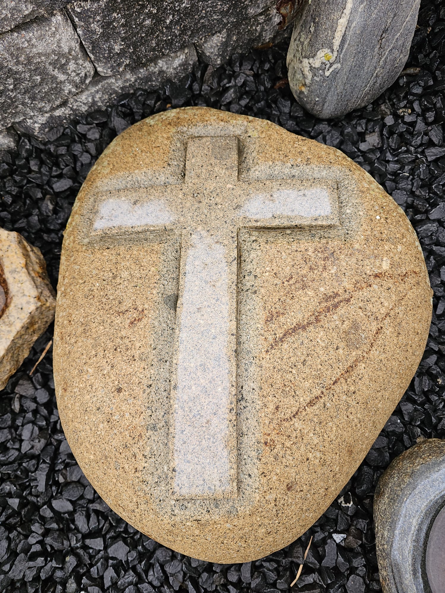 Findling D=30-40cm, aus buntem Granit, mit KREUZ als Gedenkstein