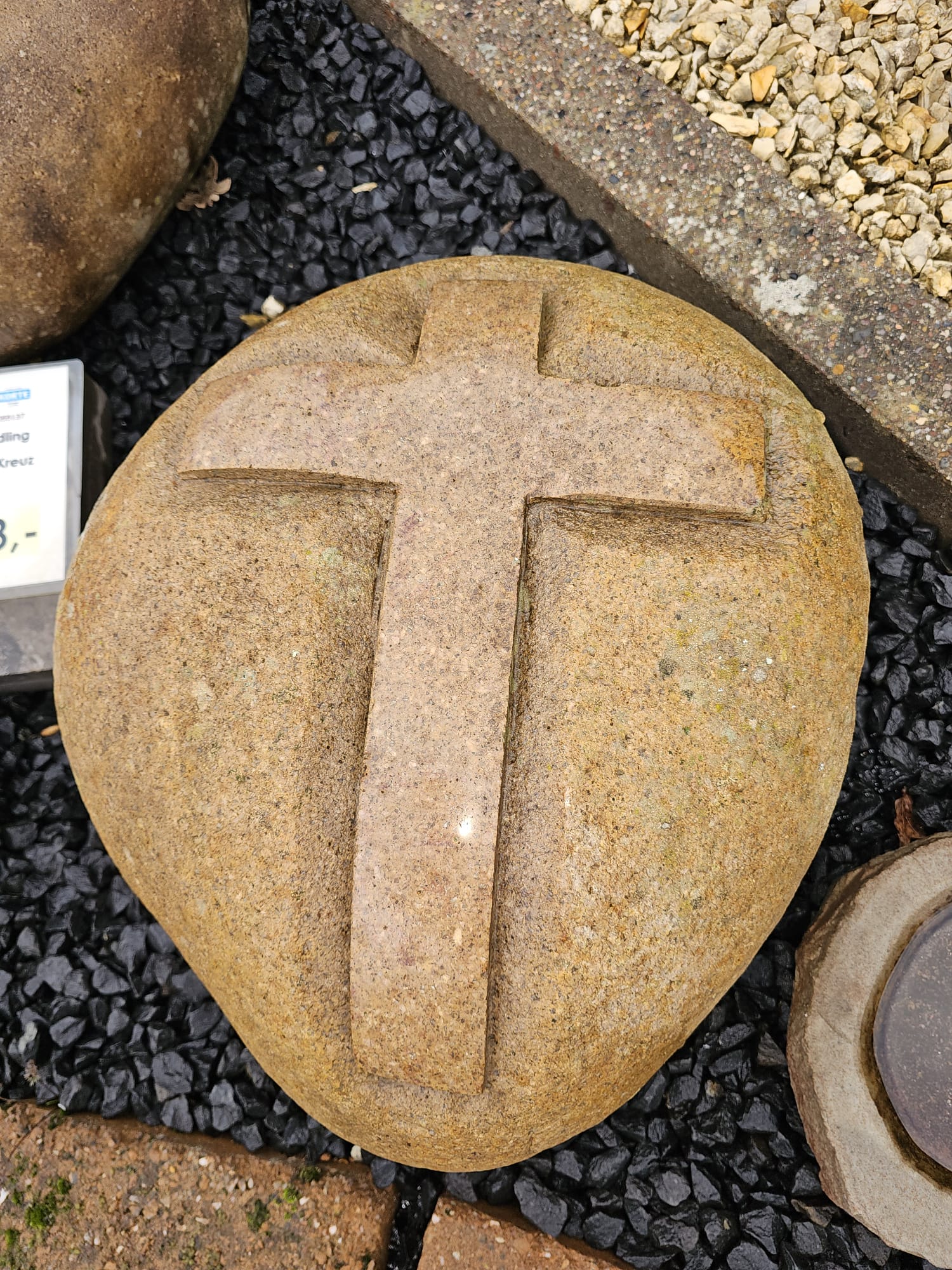 Findling D=30-40cm, aus buntem Granit, mit KREUZ als Gedenkstein