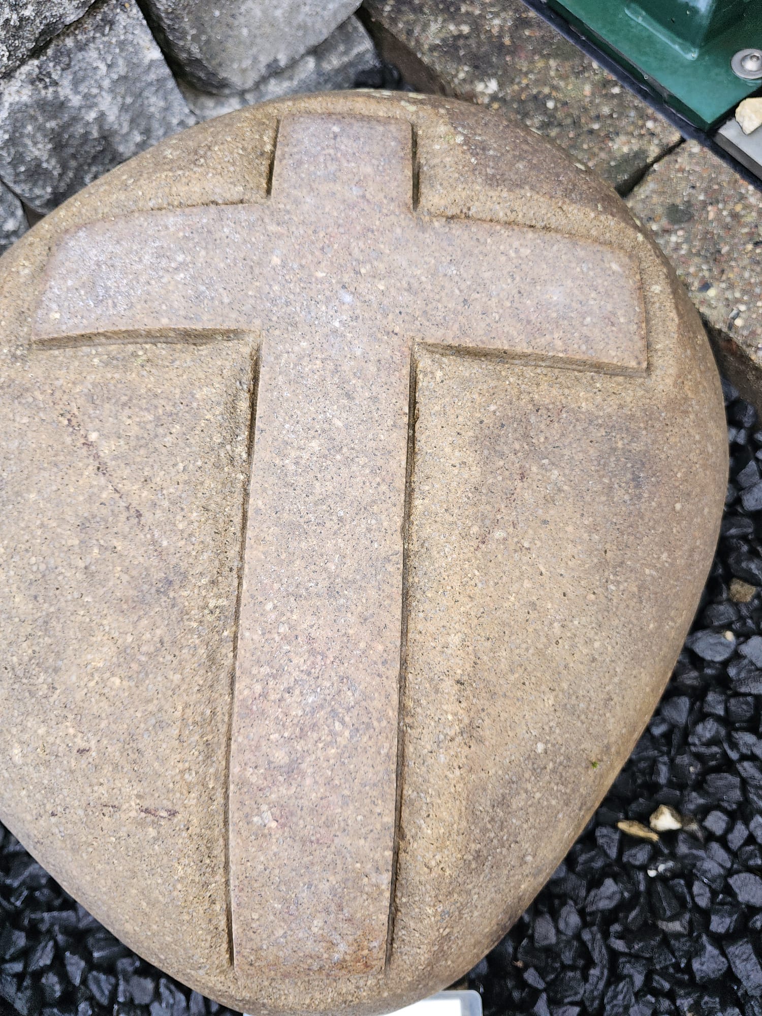 Findling D=30-40cm, aus buntem Granit, mit KREUZ als Gedenkstein