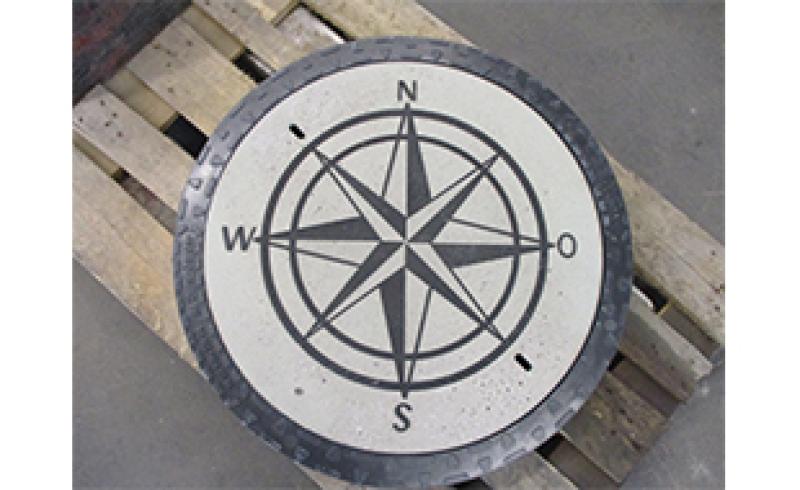 Schachtabdeckung Dura Garden Cover Style Motiv Windrose, Klasse A15 betongrau / Di 600mm, Da 750mm, H=8cm
