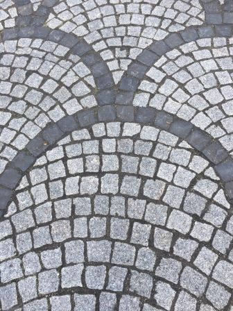 Natursteinpflaster Granit grau gespalten